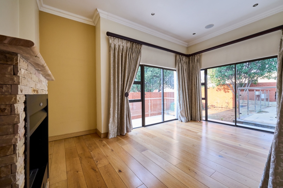 5 Bedroom Property for Sale in Waterfall Country Village Gauteng
