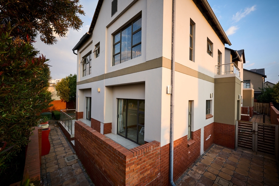 5 Bedroom Property for Sale in Waterfall Country Village Gauteng