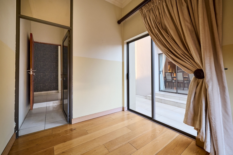 5 Bedroom Property for Sale in Waterfall Country Village Gauteng