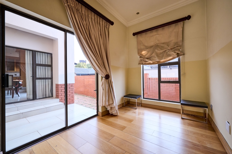 5 Bedroom Property for Sale in Waterfall Country Village Gauteng
