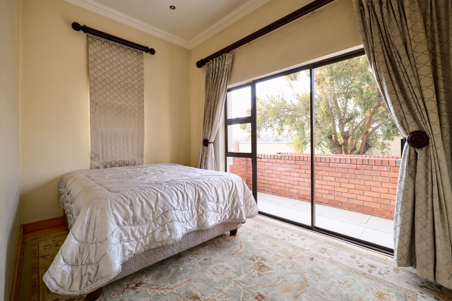 5 Bedroom Property for Sale in Waterfall Country Village Gauteng