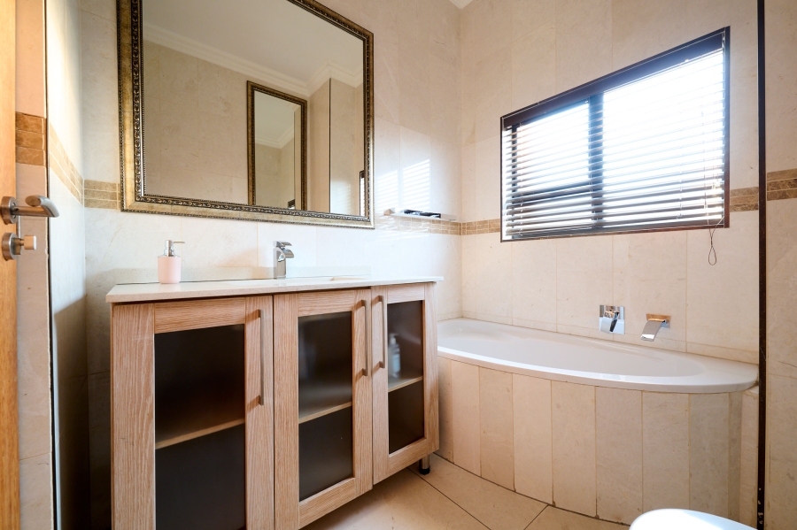 5 Bedroom Property for Sale in Waterfall Country Village Gauteng