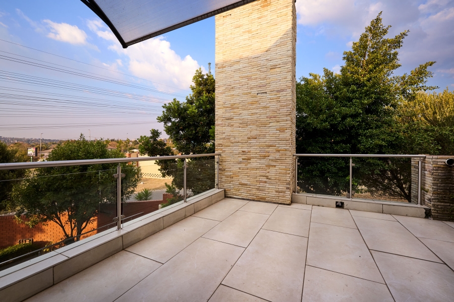 5 Bedroom Property for Sale in Waterfall Country Village Gauteng