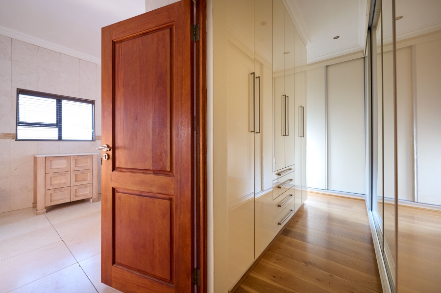 5 Bedroom Property for Sale in Waterfall Country Village Gauteng
