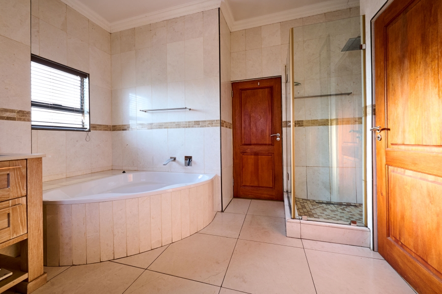 5 Bedroom Property for Sale in Waterfall Country Village Gauteng