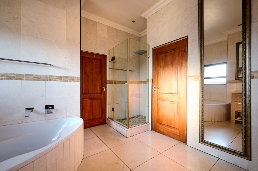 5 Bedroom Property for Sale in Waterfall Country Village Gauteng