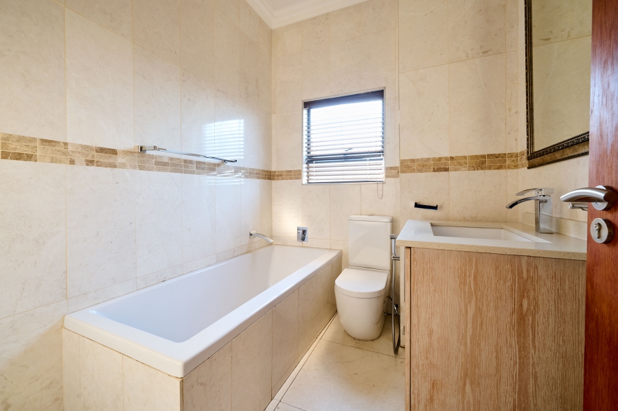 5 Bedroom Property for Sale in Waterfall Country Village Gauteng