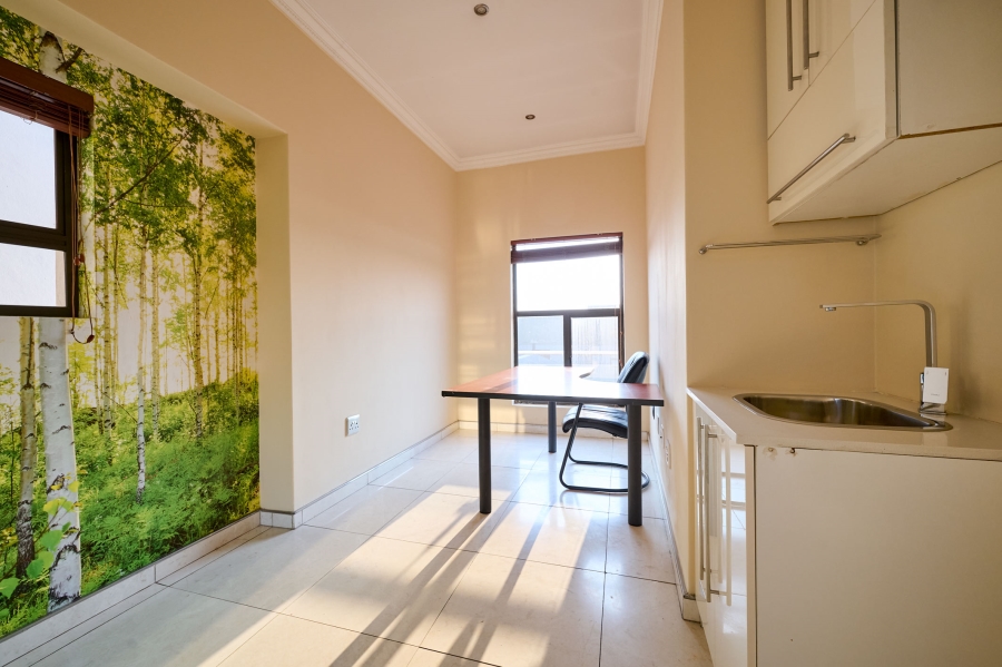 5 Bedroom Property for Sale in Waterfall Country Village Gauteng