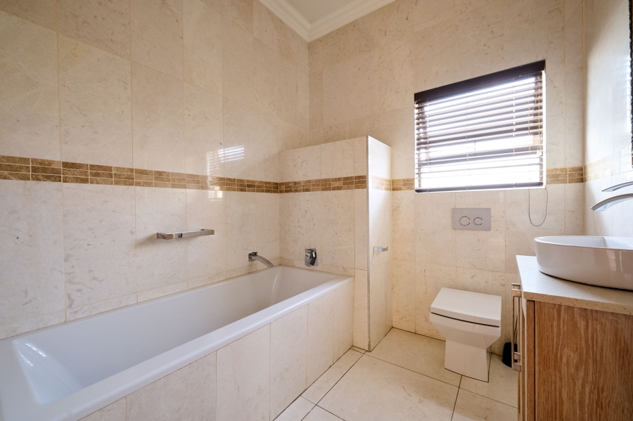 5 Bedroom Property for Sale in Waterfall Country Village Gauteng