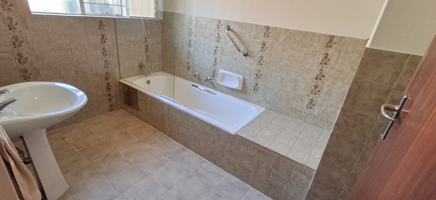 5 Bedroom Property for Sale in Florauna Gauteng