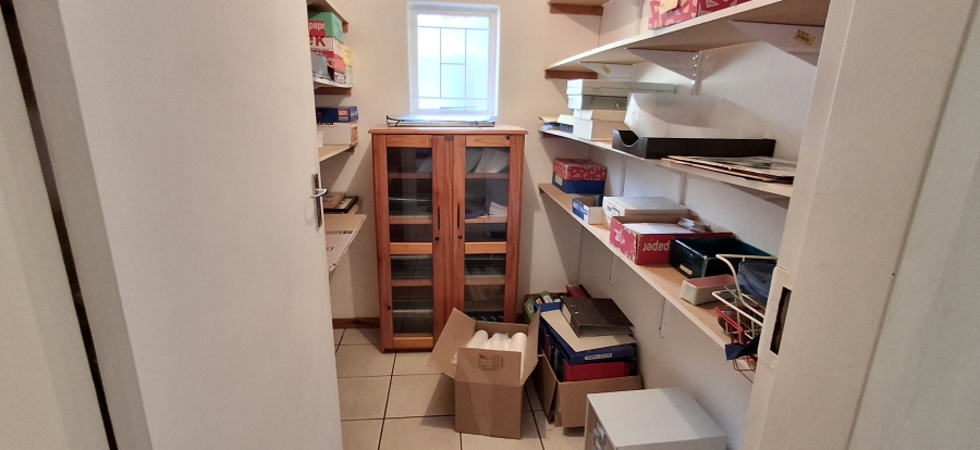 5 Bedroom Property for Sale in Florauna Gauteng