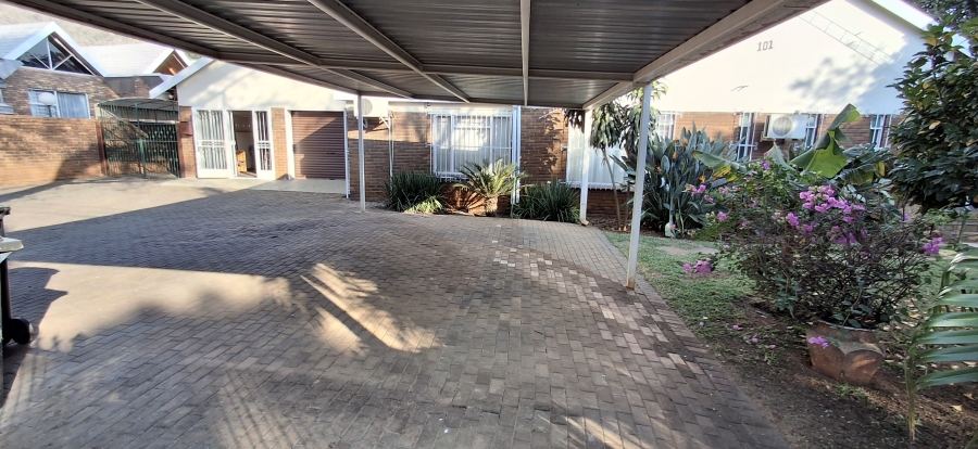 5 Bedroom Property for Sale in Florauna Gauteng