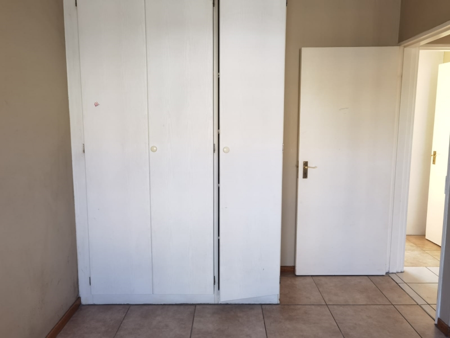 To Let 2 Bedroom Property for Rent in Helikonpark Gauteng