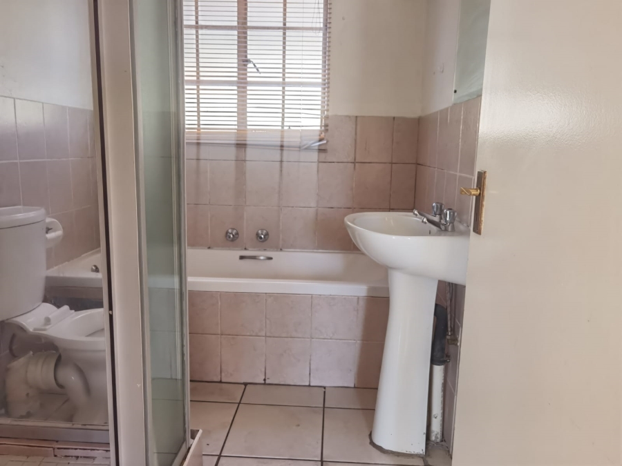 To Let 2 Bedroom Property for Rent in Helikonpark Gauteng