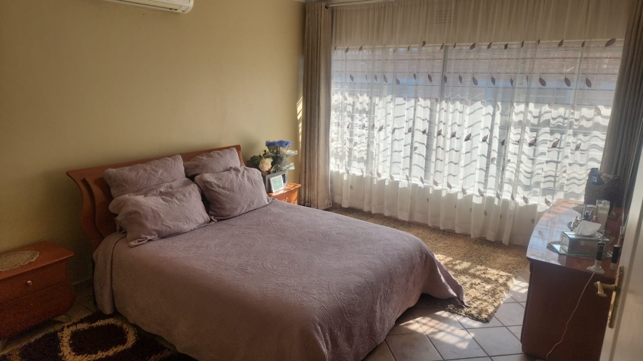 5 Bedroom Property for Sale in Carenvale Gauteng