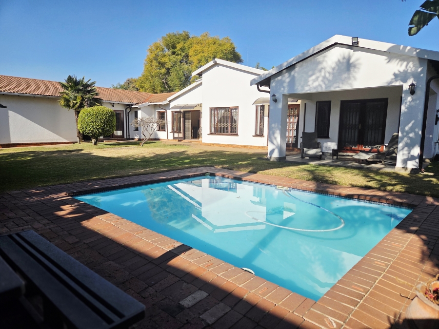 5 Bedroom Property for Sale in Noordwyk Gauteng