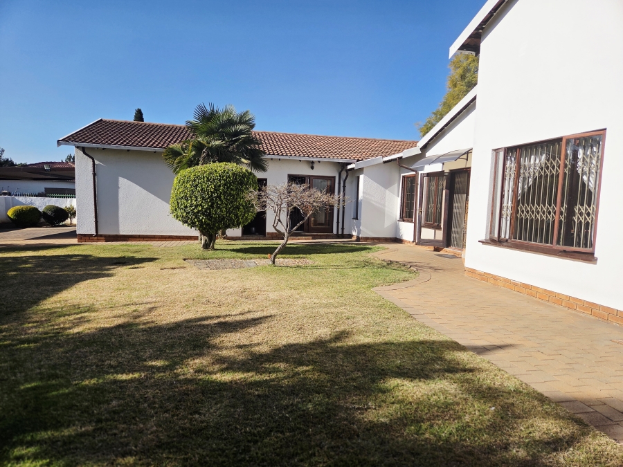 5 Bedroom Property for Sale in Noordwyk Gauteng