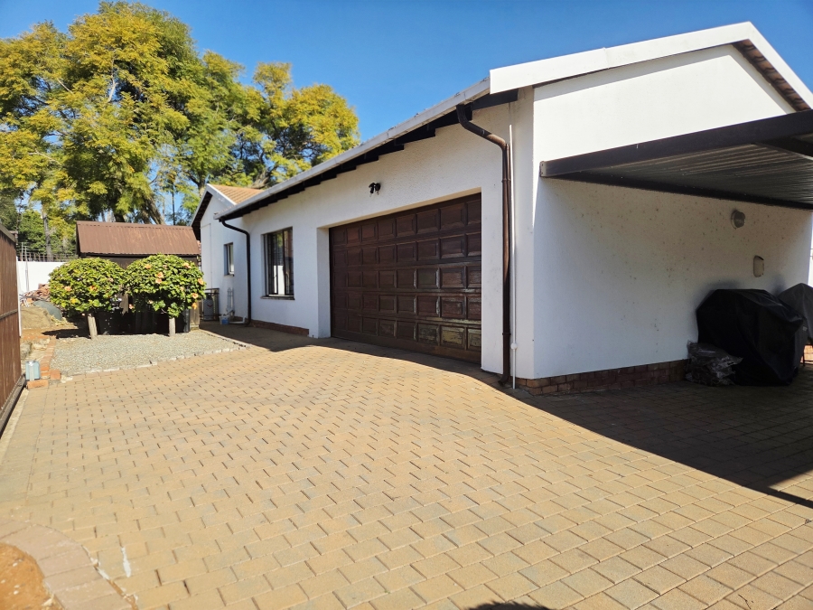 5 Bedroom Property for Sale in Noordwyk Gauteng