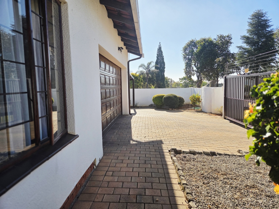 5 Bedroom Property for Sale in Noordwyk Gauteng