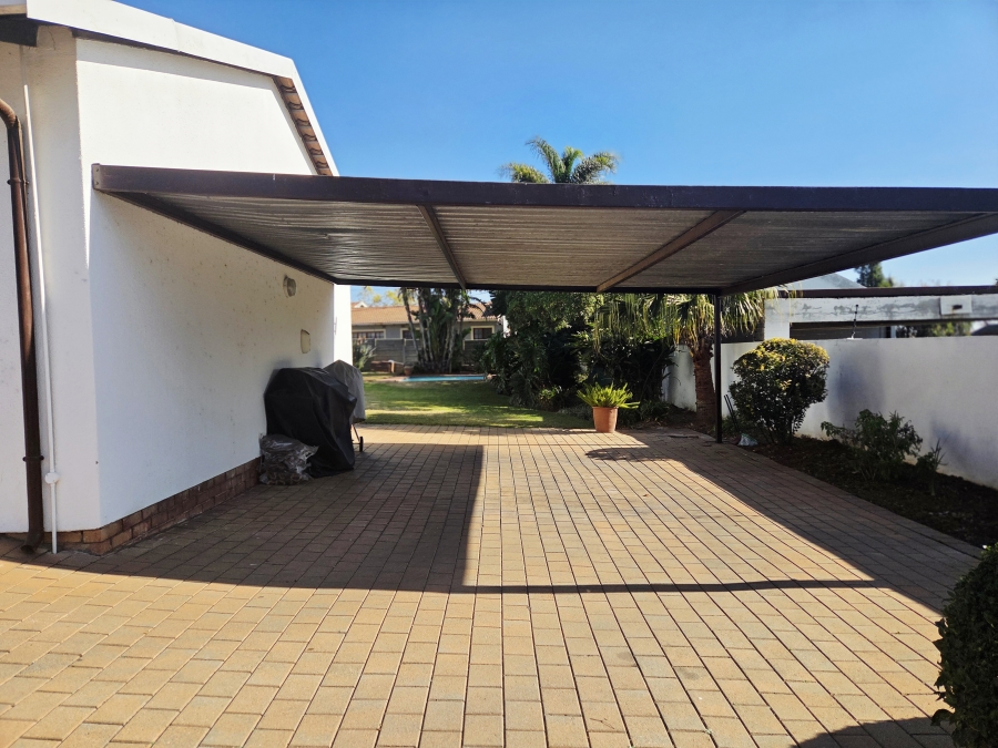 5 Bedroom Property for Sale in Noordwyk Gauteng