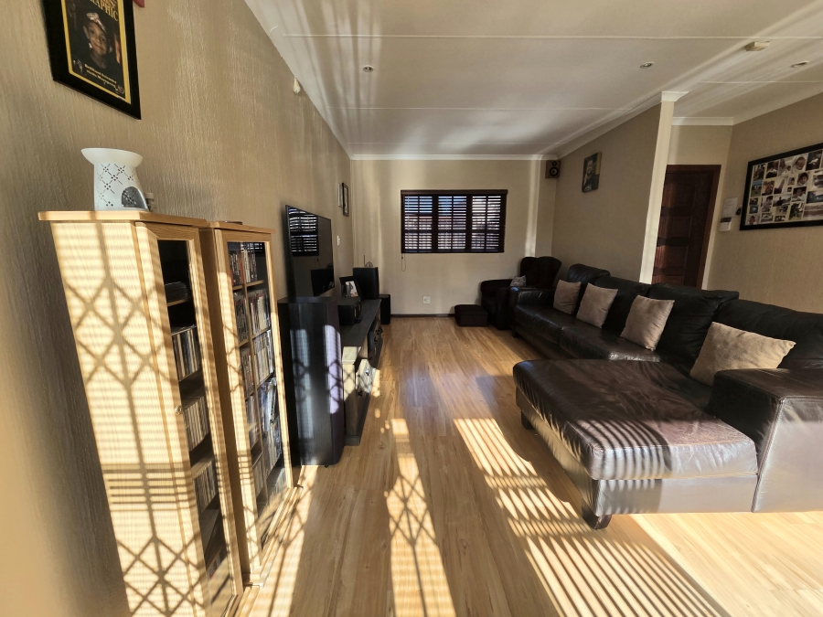 5 Bedroom Property for Sale in Noordwyk Gauteng