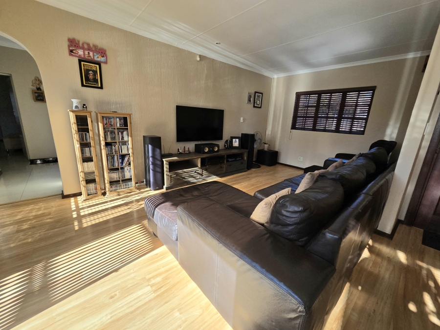 5 Bedroom Property for Sale in Noordwyk Gauteng