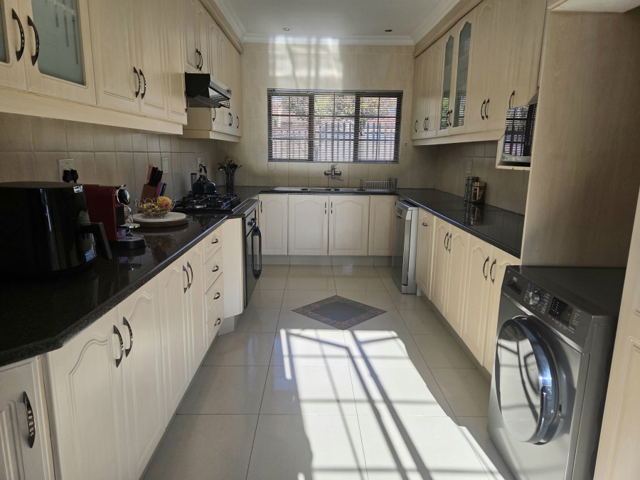 5 Bedroom Property for Sale in Noordwyk Gauteng