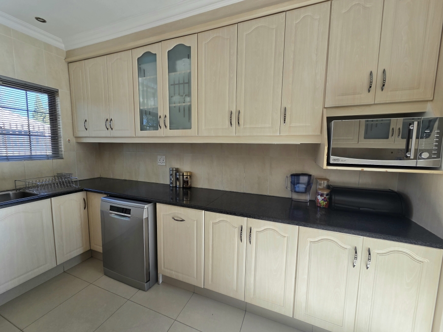 5 Bedroom Property for Sale in Noordwyk Gauteng