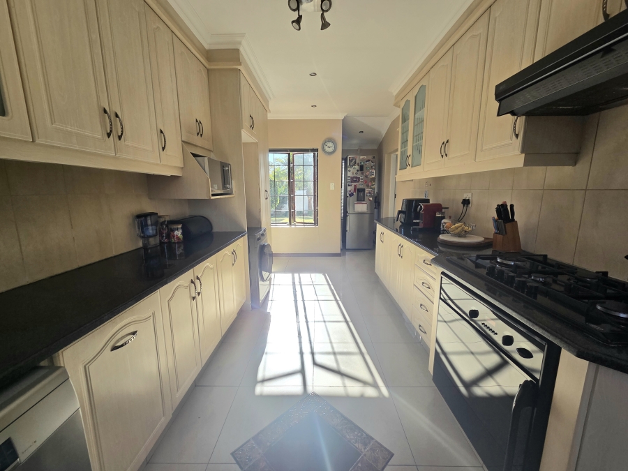 5 Bedroom Property for Sale in Noordwyk Gauteng