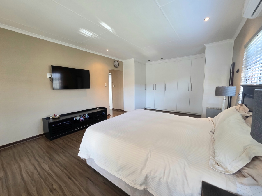 5 Bedroom Property for Sale in Noordwyk Gauteng