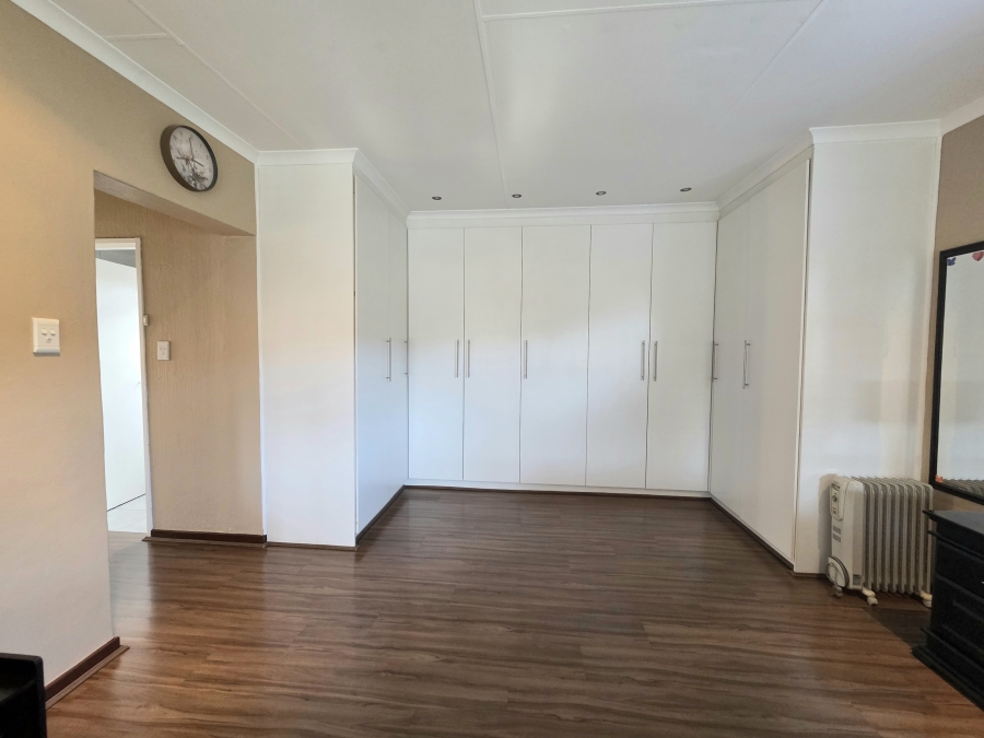 5 Bedroom Property for Sale in Noordwyk Gauteng