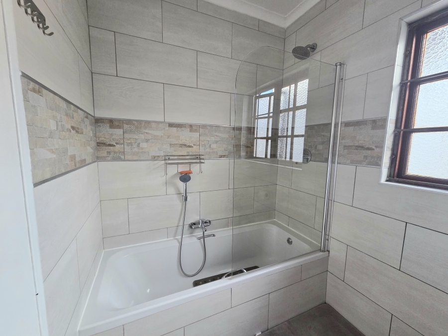 5 Bedroom Property for Sale in Noordwyk Gauteng