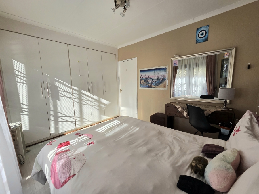 5 Bedroom Property for Sale in Noordwyk Gauteng