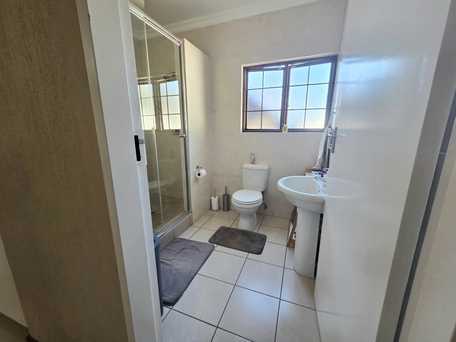5 Bedroom Property for Sale in Noordwyk Gauteng