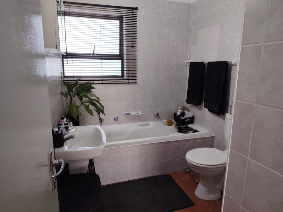 3 Bedroom Property for Sale in Lakefield Gauteng