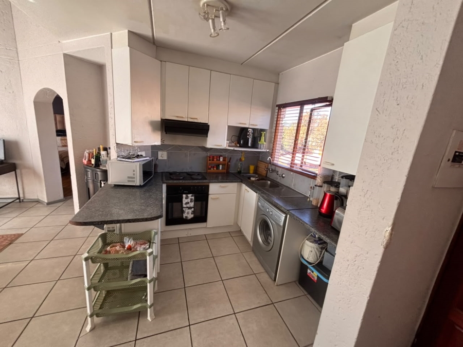To Let 2 Bedroom Property for Rent in Bromhof Gauteng