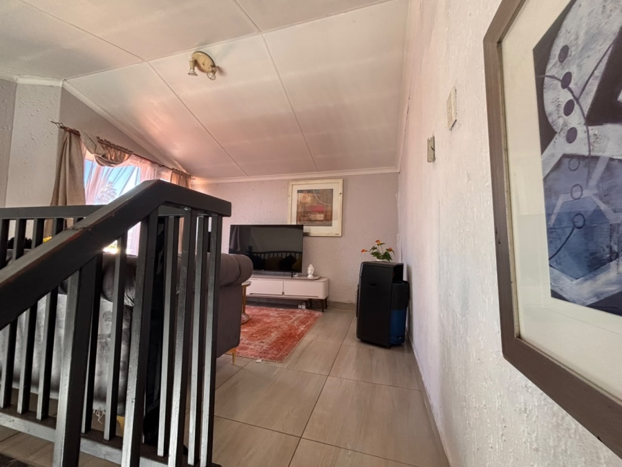 To Let 2 Bedroom Property for Rent in Bromhof Gauteng