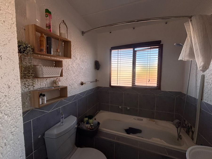 To Let 2 Bedroom Property for Rent in Bromhof Gauteng