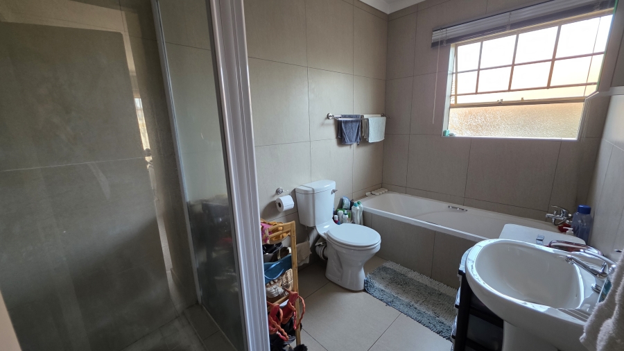 4 Bedroom Property for Sale in Oukraal Estate Gauteng