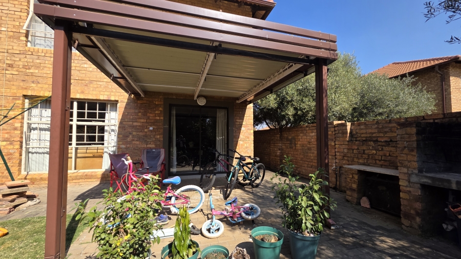 4 Bedroom Property for Sale in Oukraal Estate Gauteng
