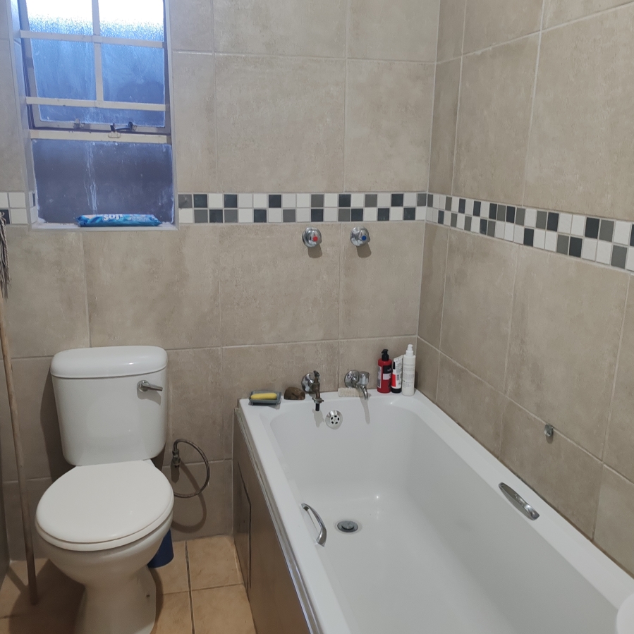 2 Bedroom Property for Sale in Die Hoewes Gauteng