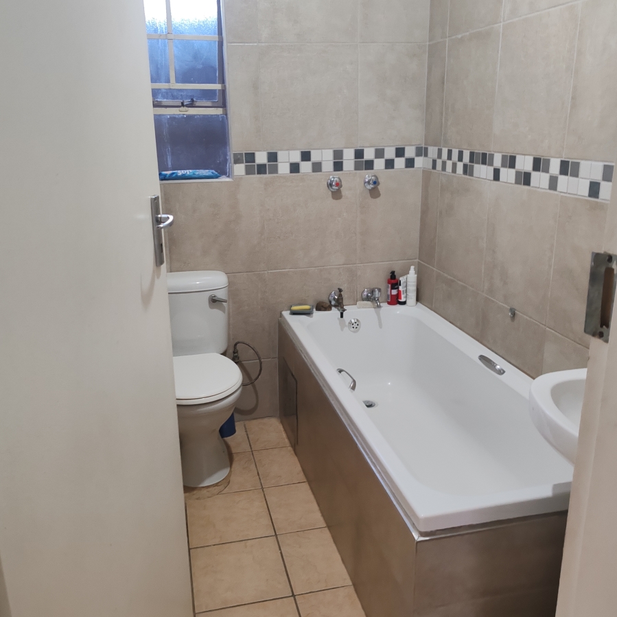 2 Bedroom Property for Sale in Die Hoewes Gauteng