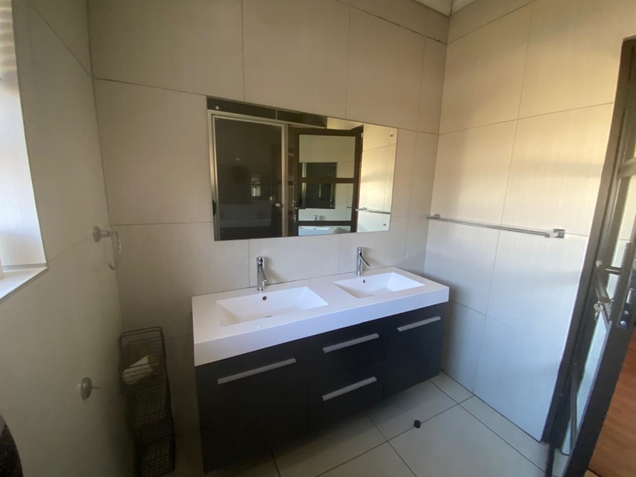 5 Bedroom Property for Sale in Bedworth Park Gauteng