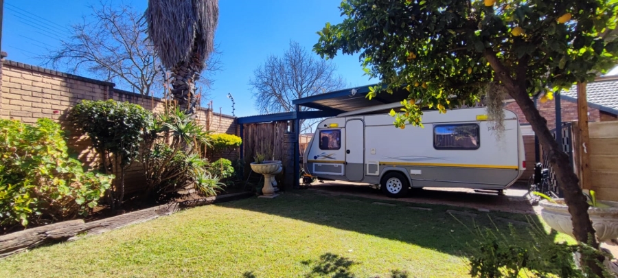 3 Bedroom Property for Sale in Rooihuiskraal North Gauteng