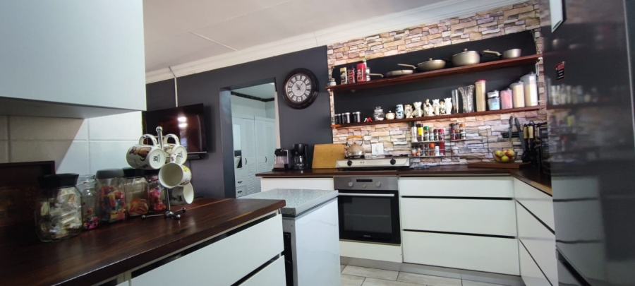 3 Bedroom Property for Sale in Rooihuiskraal North Gauteng