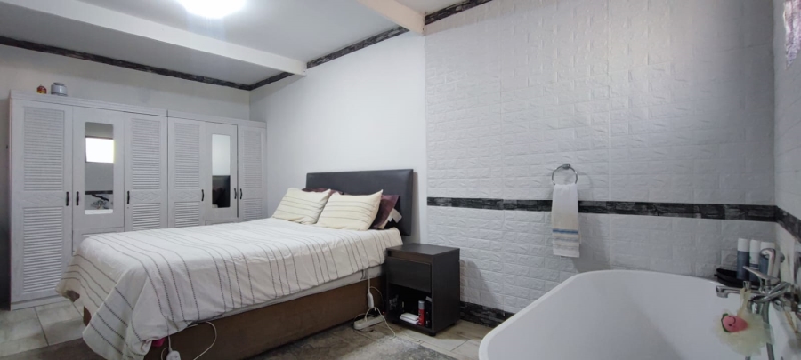 3 Bedroom Property for Sale in Rooihuiskraal North Gauteng