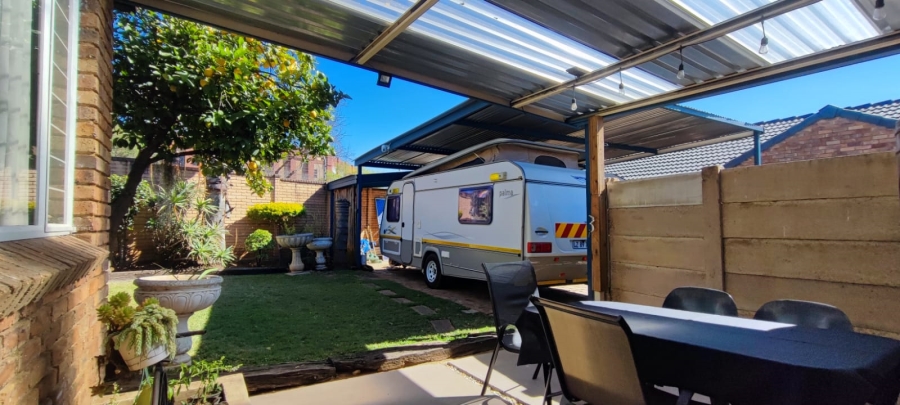 3 Bedroom Property for Sale in Rooihuiskraal North Gauteng