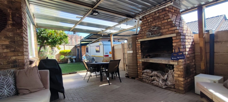 3 Bedroom Property for Sale in Rooihuiskraal North Gauteng