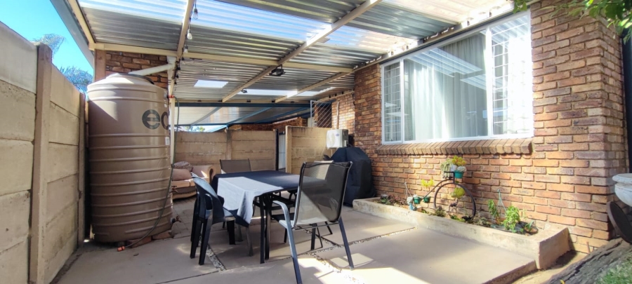 3 Bedroom Property for Sale in Rooihuiskraal North Gauteng