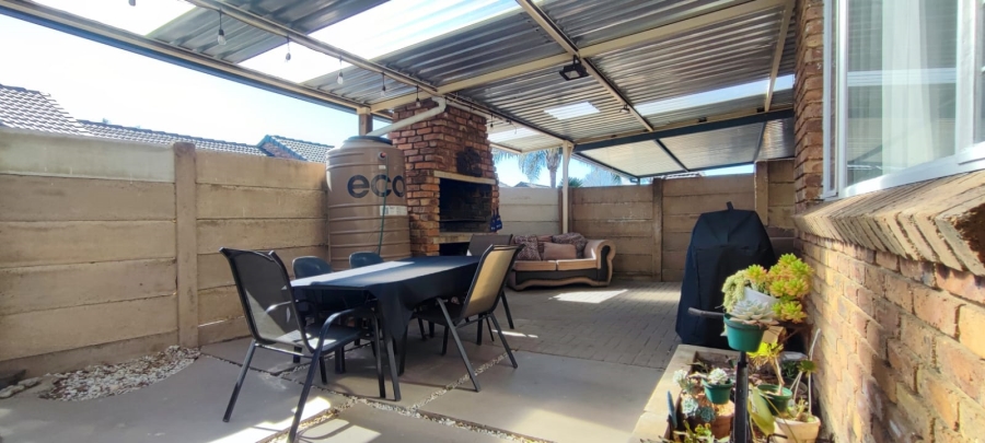 3 Bedroom Property for Sale in Rooihuiskraal North Gauteng